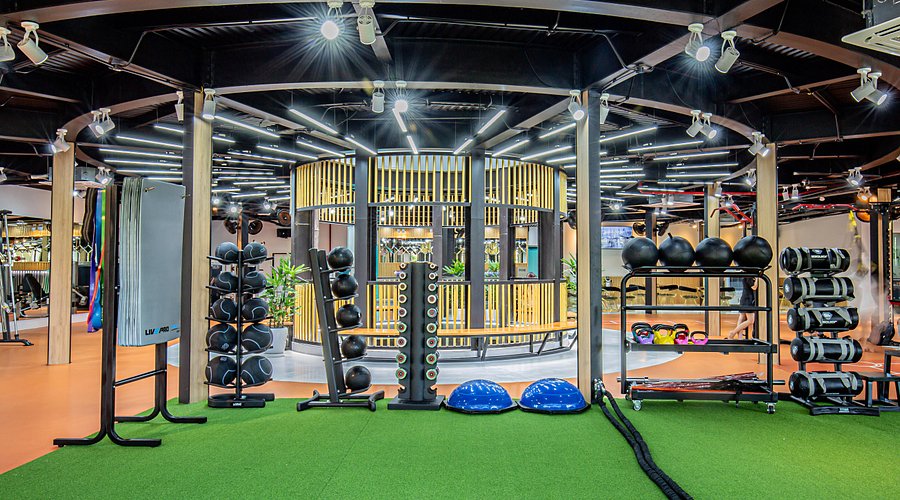 Box with accessories for practice including a soft mat and guide